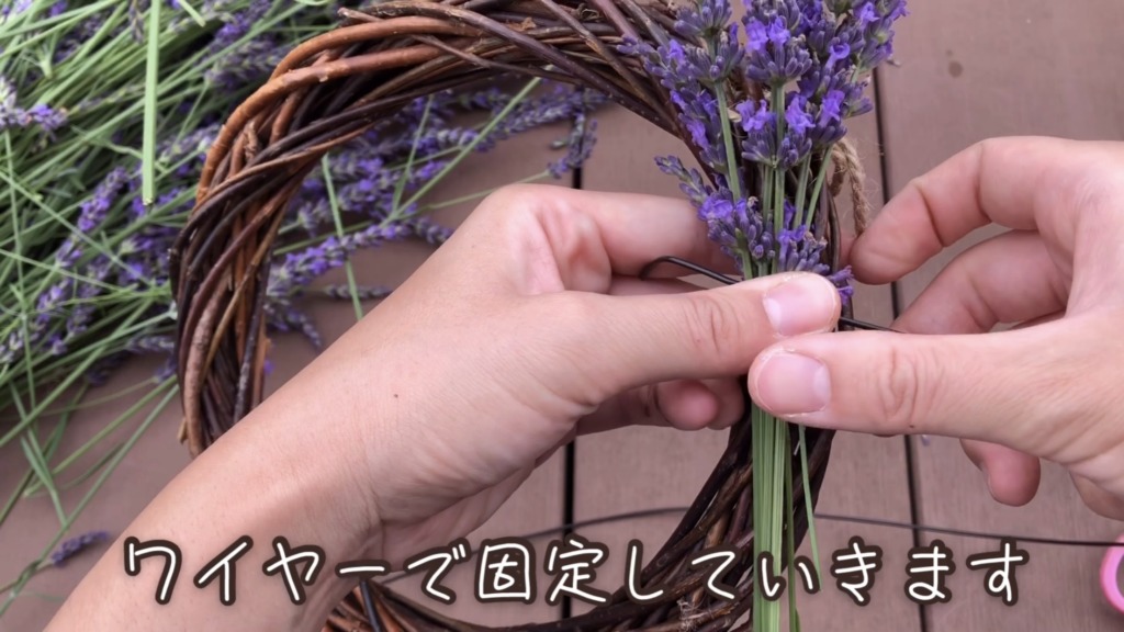 【材料たったの3つ】生花を使ったナチュラルリースの作り方！100均の土台で簡単！